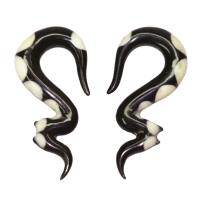 Seepferdchen Horn Ohrringe mit weißen Flecken (Paar)